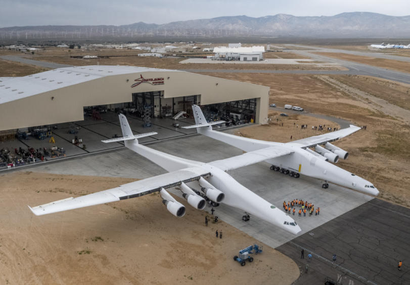 Weltgrößtes Flugzeug rollt aus dem Hangar