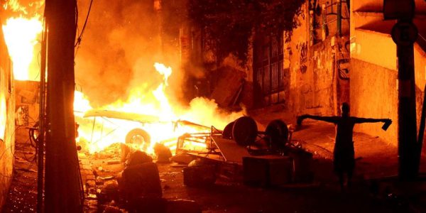 Brennende Barrikaden im Glitzerviertel