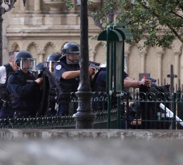 Pariser Angreifer bekennt sich in Video zu IS