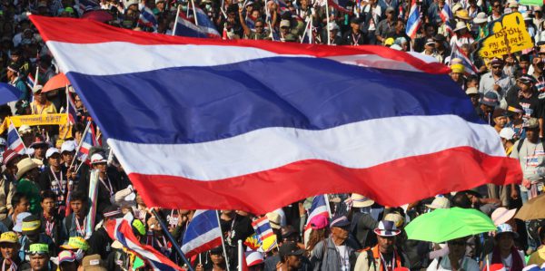 Zehntausende blockieren Bangkok