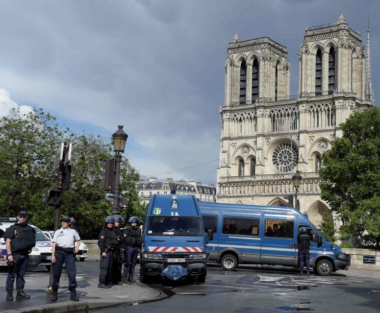Polizei schießt vor Notre-Dame auf Angreifer