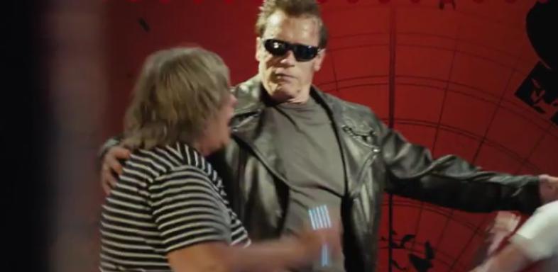 Arnie treibt Unfug als Terminator-Wachsfigur