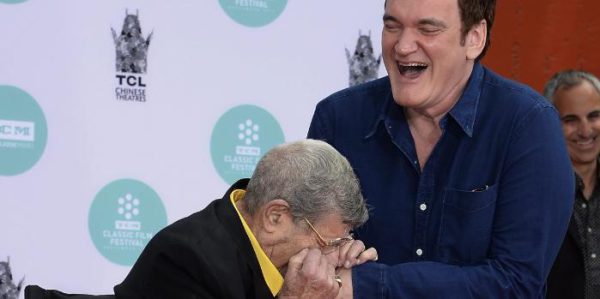 Jerry Lewis beißt Tarantino in die Hand