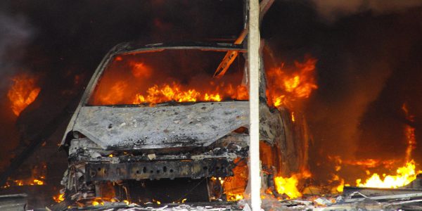 400 Autowracks in Flammen