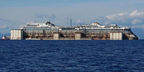„Costa Concordia“ in Genua angekommen