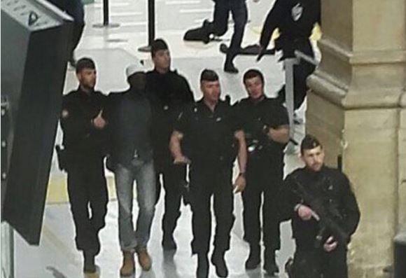 Mann mit Messer sorgt an Pariser Bahnhof für Panik