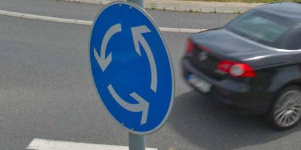 In die falsche Richtung in den Kreisverkehr