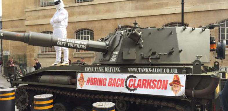 „Top Gear“ Fans fahren mit Panzer bei der BBC vor