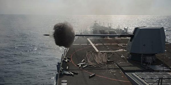 US-Schiff feuert auf Boot