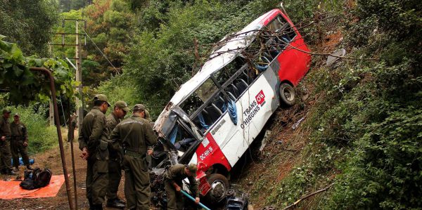 Bus stürzt Berghang hinab – 16 Tote