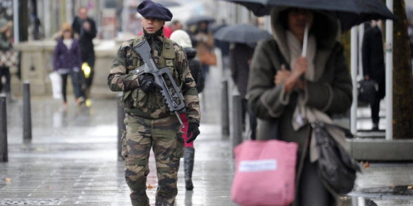 Soldat in Paris von Angreifer verletzt
