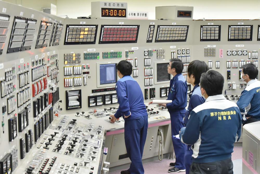 Japan nimmt Atomreaktor ans Netz