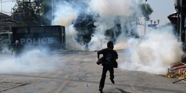 Tränengas und Wurfgeschosse in Bangkok