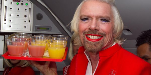 Branson versucht sich als Stewardess