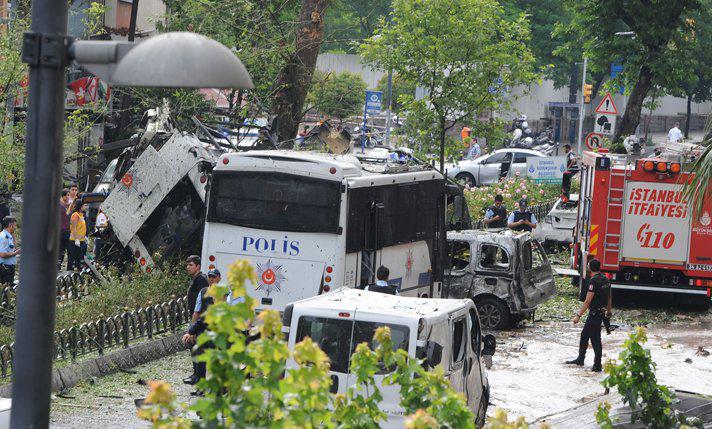 Mindestens elf Tote bei Anschlag auf Polizeibus