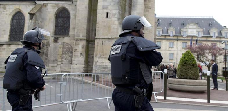 Pariser Polizei nimmt Komplizen fest