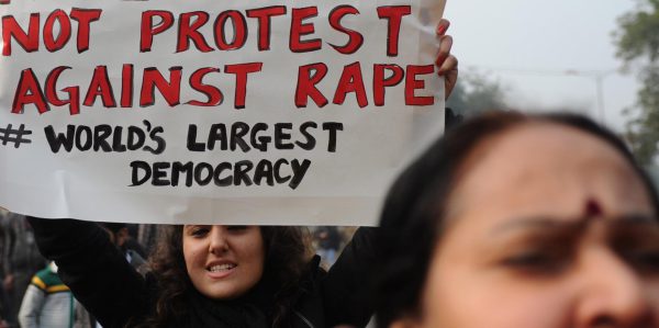 Vergewaltigte Inderin ringt mit dem Tod