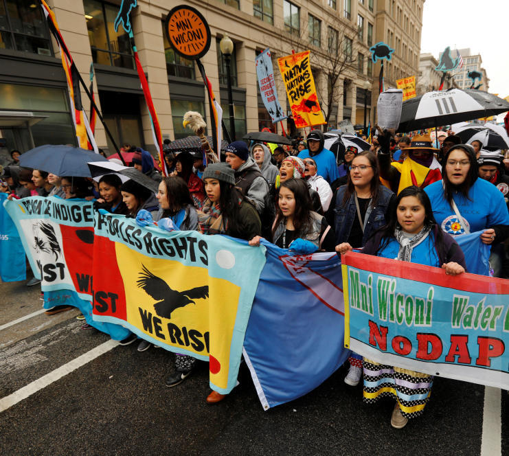 Ureinwohner protestieren gegen Trumps Politik