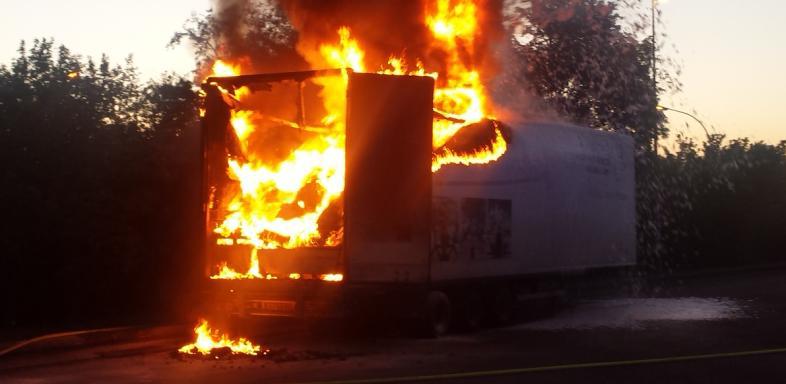 Reifen setzt Lkw-Anhänger in Brand