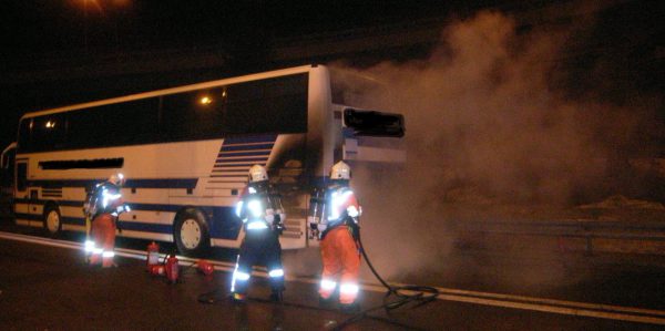 Reisebus mit Kindern an Bord gerät in Brand