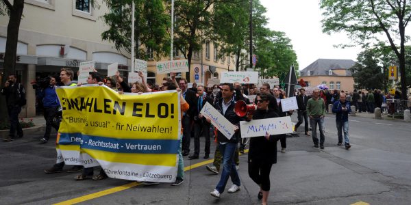 Demo „Neiwahlen elo“ in Luxemburg