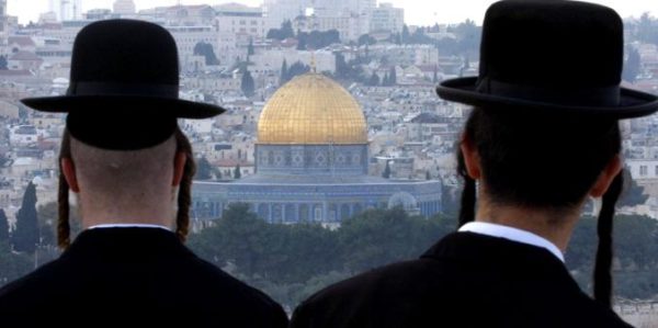 Frau brüskiert ultra-orthodoxe Juden