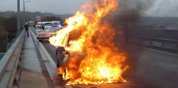 Auto in Flammen – A1 gesperrt