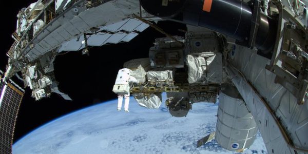 Astronauten arbeiten wieder im All