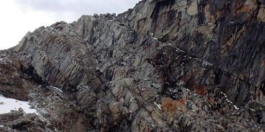 Hubschrauber an Berghang zerschellt
