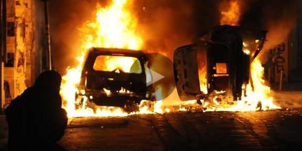 Autos brennen in Athen