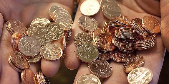 Geschäftsleute gegen 1- und 2-Cent-Münzen