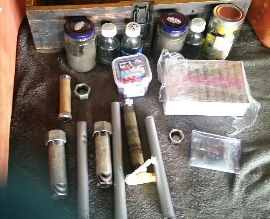 Sprengstoff und Teile von Rohrbomben entdeckt
