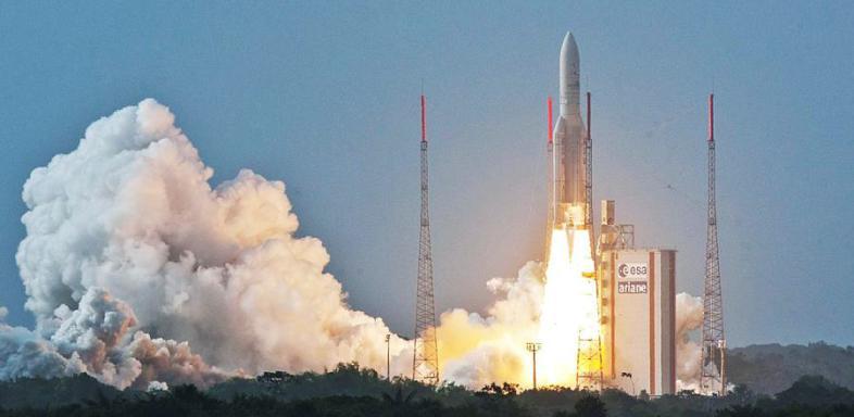 Ariane-5 bringt zwei Satelliten ins All