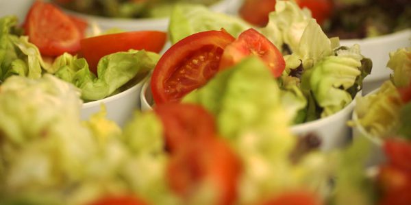 Abgepackte Salate sind Keim-Brutstätten