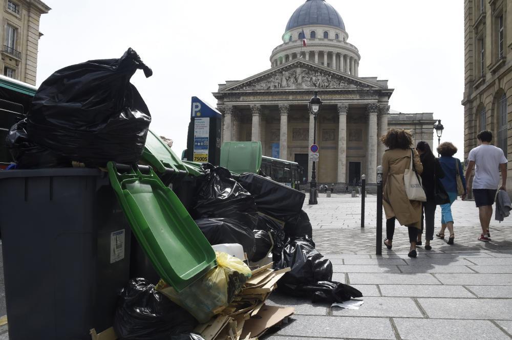 Pariser Müllberge werden weggeräumt