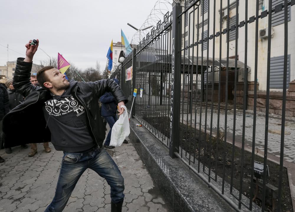 Ausschreitungen bei Protesten vor russischer Botschaft in Kiew