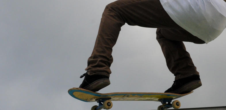 Skateboarder prallt gegen Bus