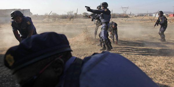 Polizei erschießt streikende Minenarbeiter