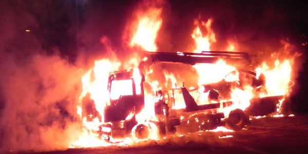 Autos und Abschleppwagen in Flammen