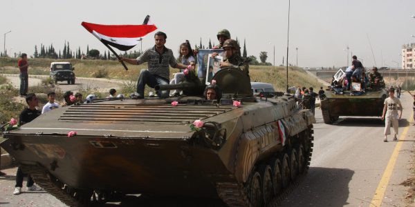 Panzer rücken in Dörfern im Süden Syriens ein