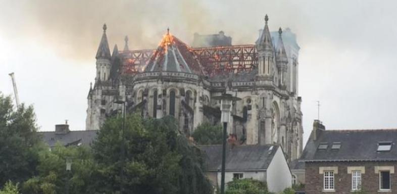 Großfeuer zerstört historische Kirche