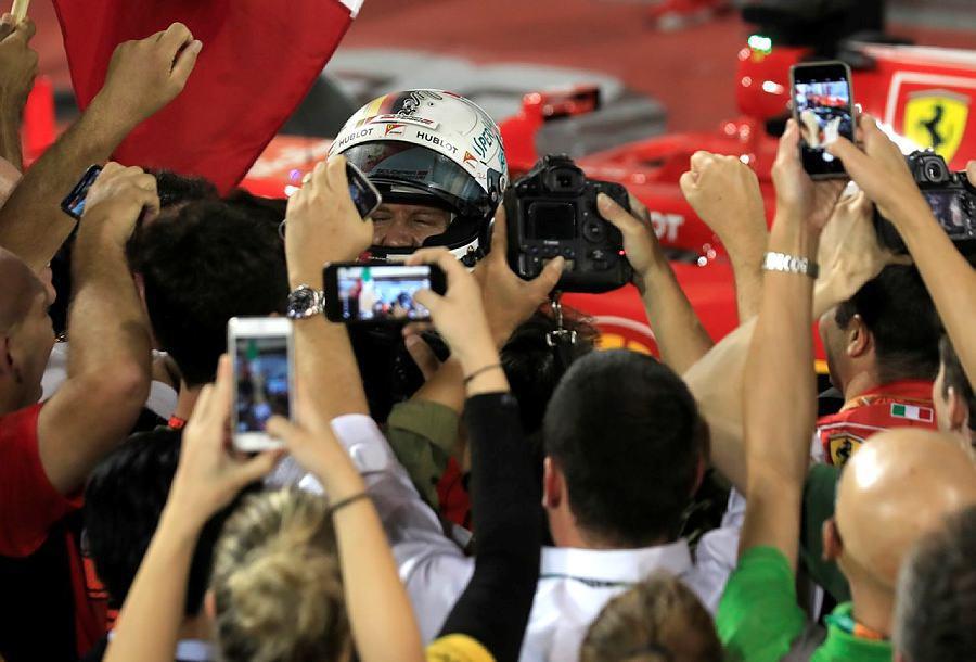 Vettel gewinnt in Bahrain vor Hamilton
