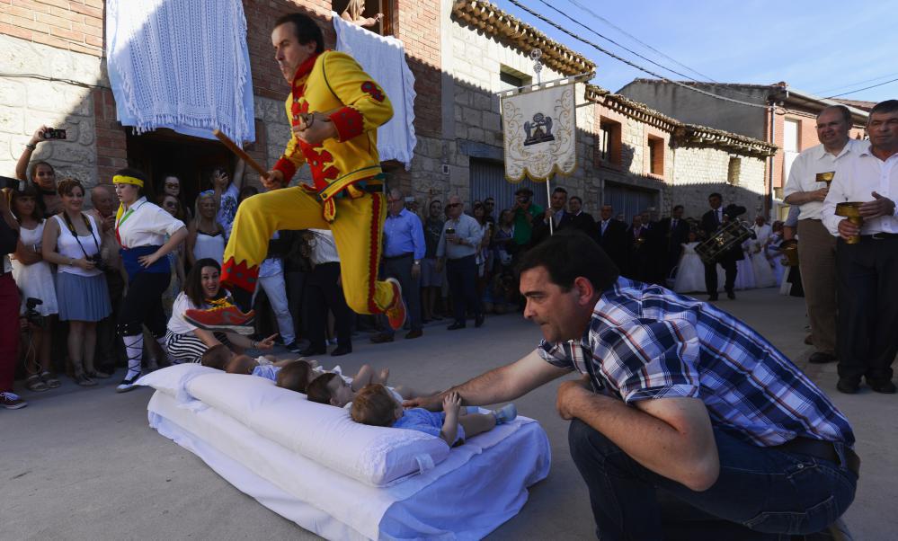 Warum in Spanien Teufel über Babys springen