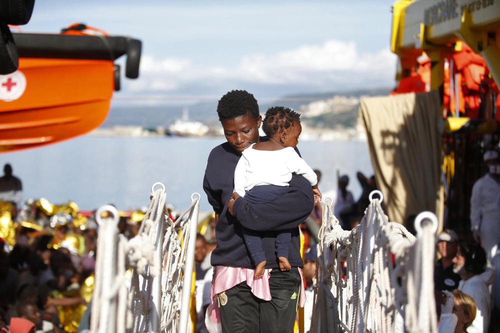Italienische Küstenwache rettet Flüchtlinge vor dem Ertrinken