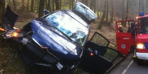 Auto prallt gegen Baum – zwei Verletzte