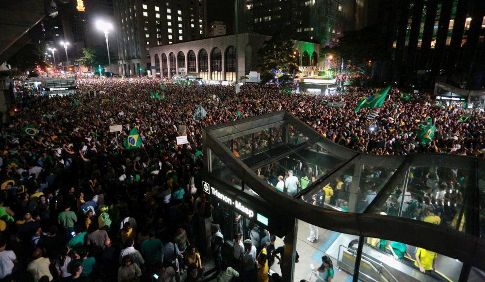 Tausende demonstrieren gegen  Lula