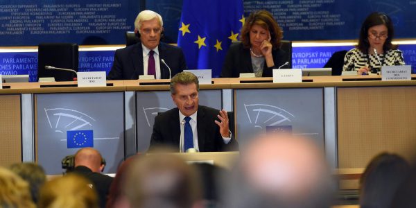 Oettinger  will digitale Aufholjagd