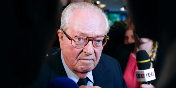 Jean-Marie Le Pen im Gesicht verletzt