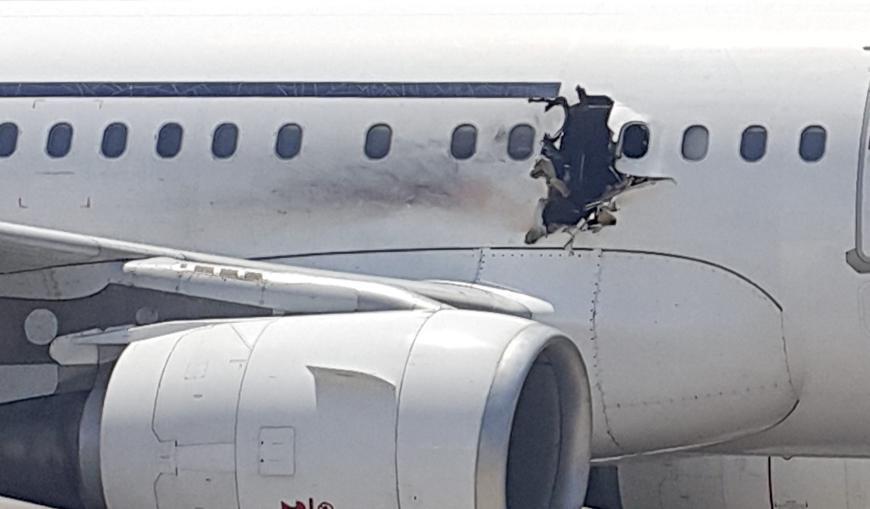 Attentäter sprengt sich selbst aus Flugzeug