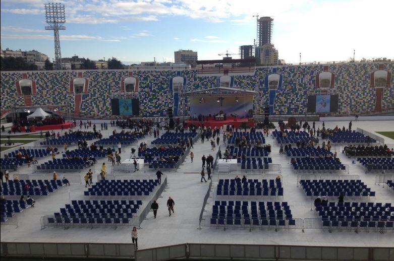 Papst predigt in Tiflis vor fast leerem Stadion